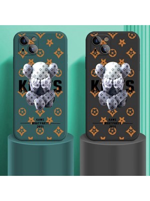 KAWS ルイヴィトン ブランド コラボ iphone 13 pro/13 pro max/13 miniケース かわいい LV カウズ kaws WHAT PARTY ジャケット型 モノグラム 熊柄 アイフォン13/12/11/x/xs/xr/8/7ケース ファッション メンズ レディーズ