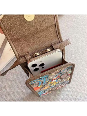 グッチ＆ディズニー コラボ iphone 13/13 mini/13 pro/13 pro max/12ケース ショルダーバッグ型 個性 Gucci Disney ブランド全機種対応 Galaxy S21/S21+/S21ultraカバー ストラップ付 xperia 1 III/10 IIIケース 落下保護 オシャレ刺繍 カードポケット付き シンプル おしゃれ Aquosケース メンズ iphone11/11pro maxケース 女性向け