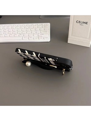 CELINE ブランド セリーヌ iphone14/14 pro/14 pro maxケース 韓国風 ハンドバンド付 モノグラム レザー製 ジャケット型 黒白色 リング付 アイフォン14プロ マックス/14プロ/14/13/12/11/x/xs/xrカバー 大人気 メンズ レディース