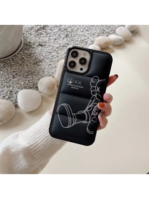 Kaws ブランド iphone 14/14 pro/14 pro max/14 plusケース カウズ 韓国風 レザー ダウンジャケット風  黒色 アイフォン14プロマックス/14プラス/14/13/12/11/X/XS/XR/8+/7+カバー 保護 大人気 メンス レデイース