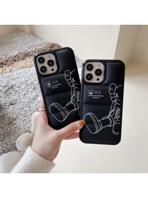 Kaws ブランド iphone 14/14 pro/14 pro max/14 plusケース カウズ 韓国風 レザー ダウンジャケット風  黒色 アイフォン14プロマックス/14プラス/14/13/12/11/X/XS/XR/8+/7+カバー 保護 大人気 メンス レデイース