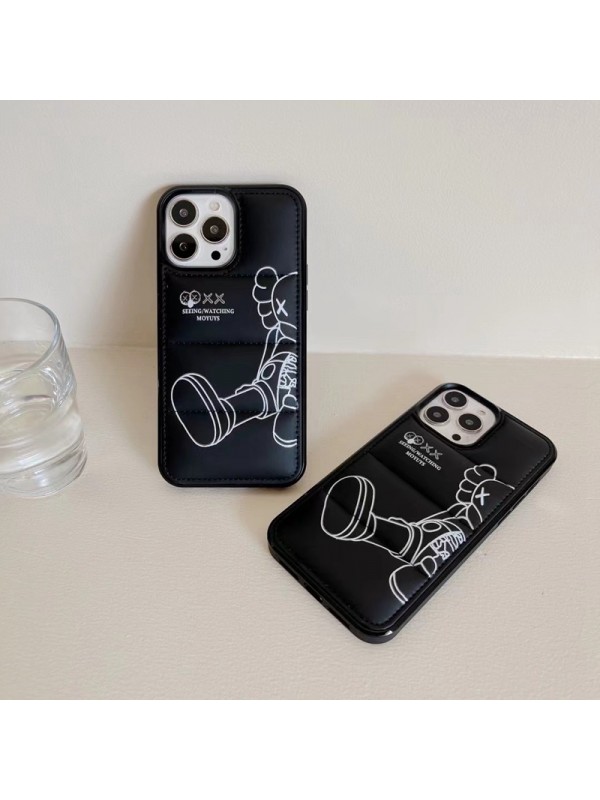 Kaws ブランド iphone 14/14 pro/14 pro max/14 plusケース カウズ 韓国風 レザー ダウンジャケット風  黒色 アイフォン14プロマックス/14プラス/14/13/12/11/X/XS/XR/8+/7+カバー 保護 大人気 メンス レデイース