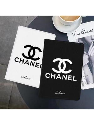 Chanel ブランド ipad 10/pro 2022/air 5/mini 6/9ケース シャネル 激安 モノグラム 手帳型 スタンド付き 全機種対応  黒白色 アイポッド10/プロ2022/エアー5/ミニ 6/9/8/7/6/4/3/2カバー 大人気 メンズ レディーズ 