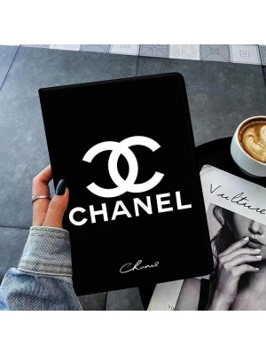 Chanel ブランド ipad 10/pro 2022/air 5/mini 6/9ケース シャネル 激安 モノグラム 手帳型 スタンド付き 全機種対応  黒白色 アイポッド10/プロ2022/エアー5/ミニ 6/9/8/7/6/4/3/2カバー 大人気 メンズ レディーズ 