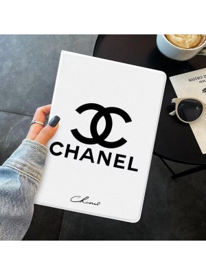 Chanel ブランド ipad 10/pro 2022/air 5/mini 6/9ケース シャネル 激安 モノグラム 手帳型 スタンド付き 全機種対応  黒白色 アイポッド10/プロ2022/エアー5/ミニ 6/9/8/7/6/4/3/2カバー 大人気 メンズ レディーズ 